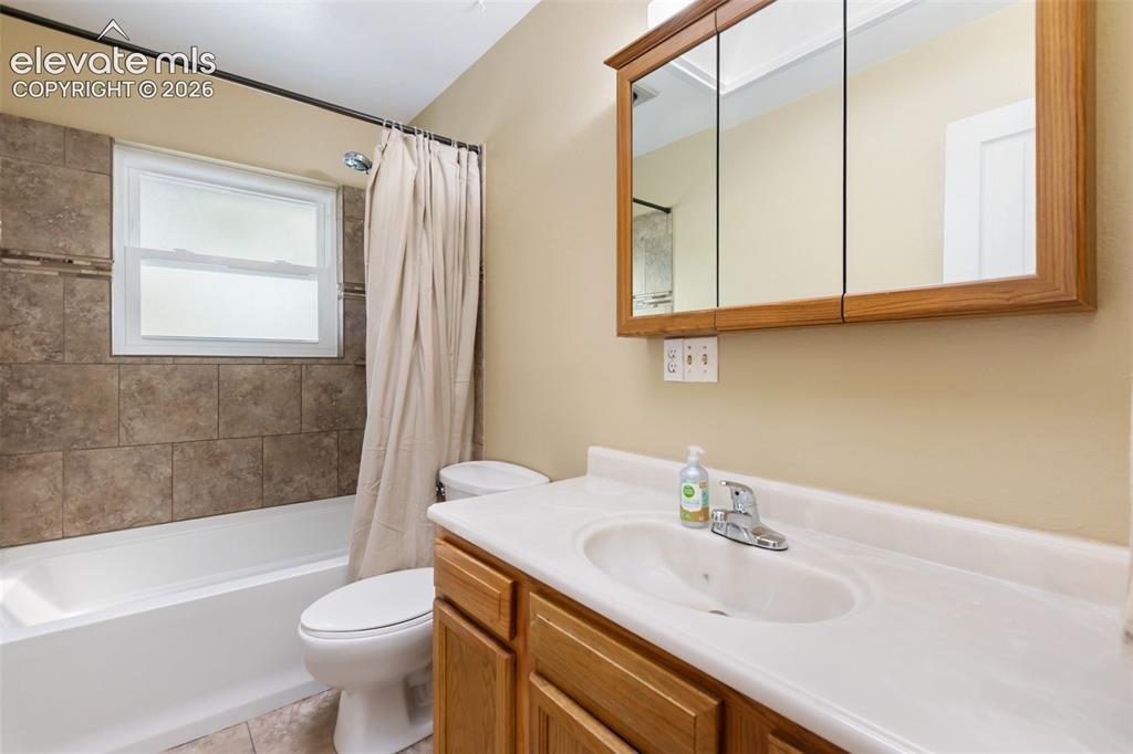 Image 14 of 36: Bathroom