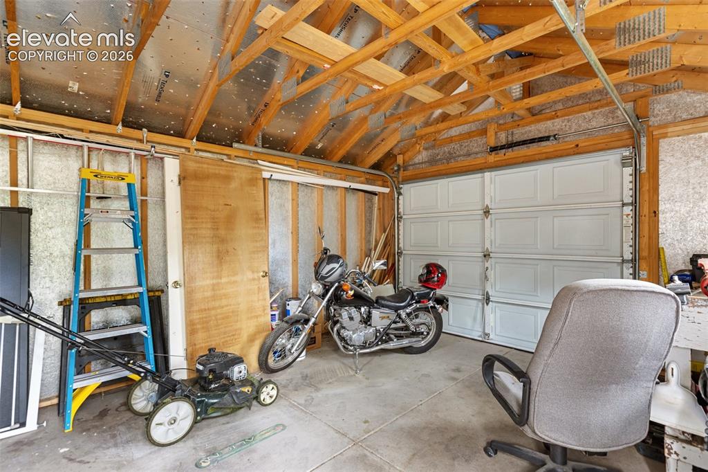 Image 31 of 36: Garage