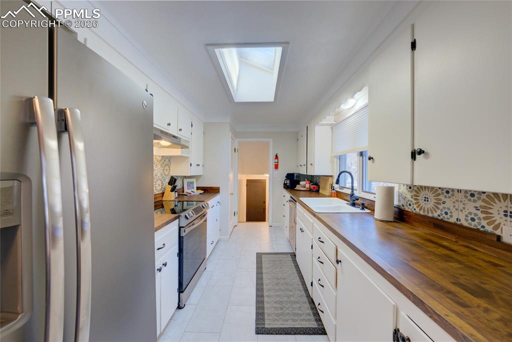 Image 11 of 31: Kitchen