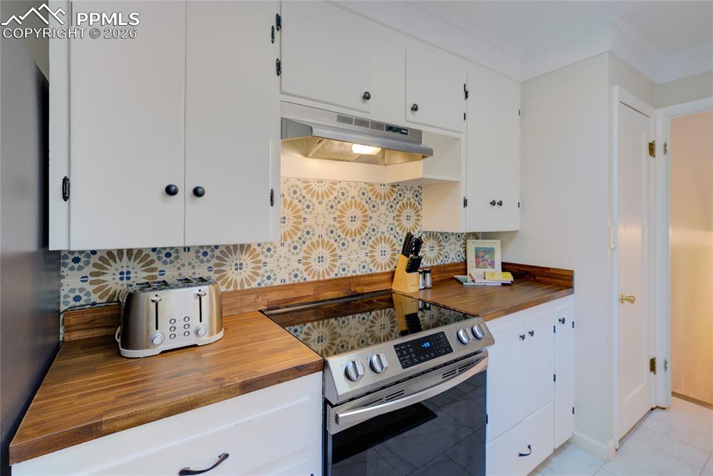 Image 12 of 31: Kitchen