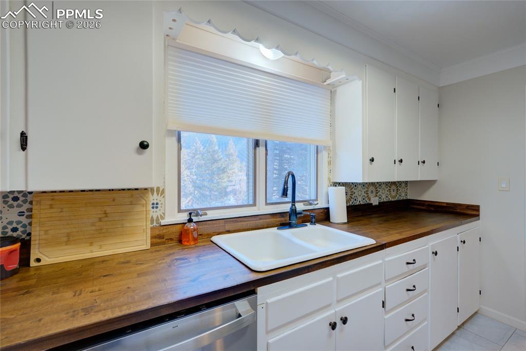 Image 13 of 31: Kitchen