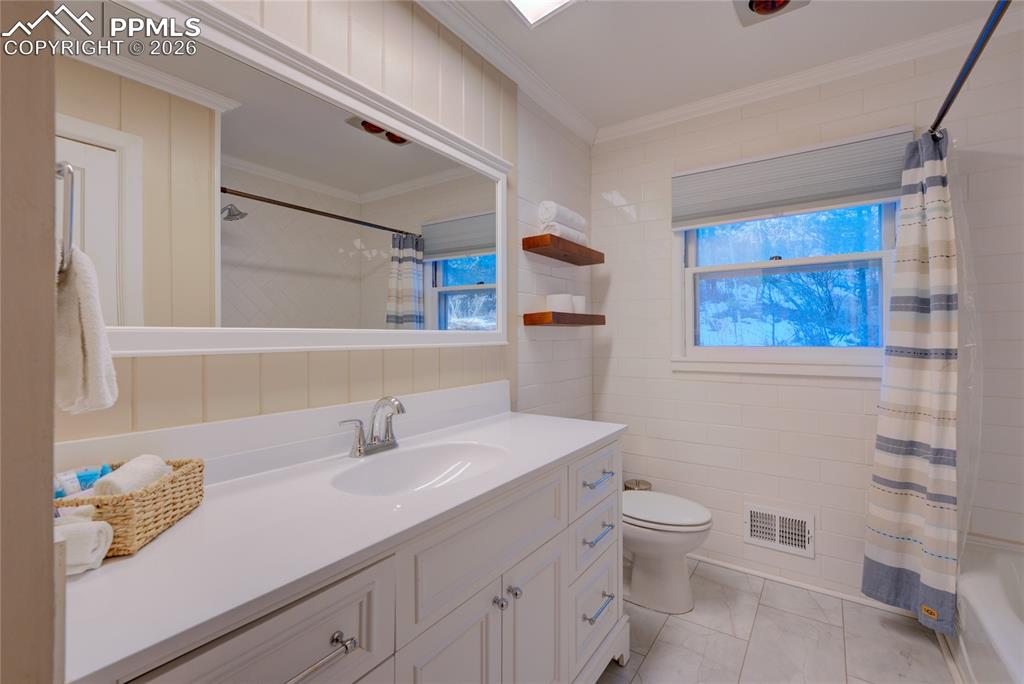 Image 19 of 31: Bathroom