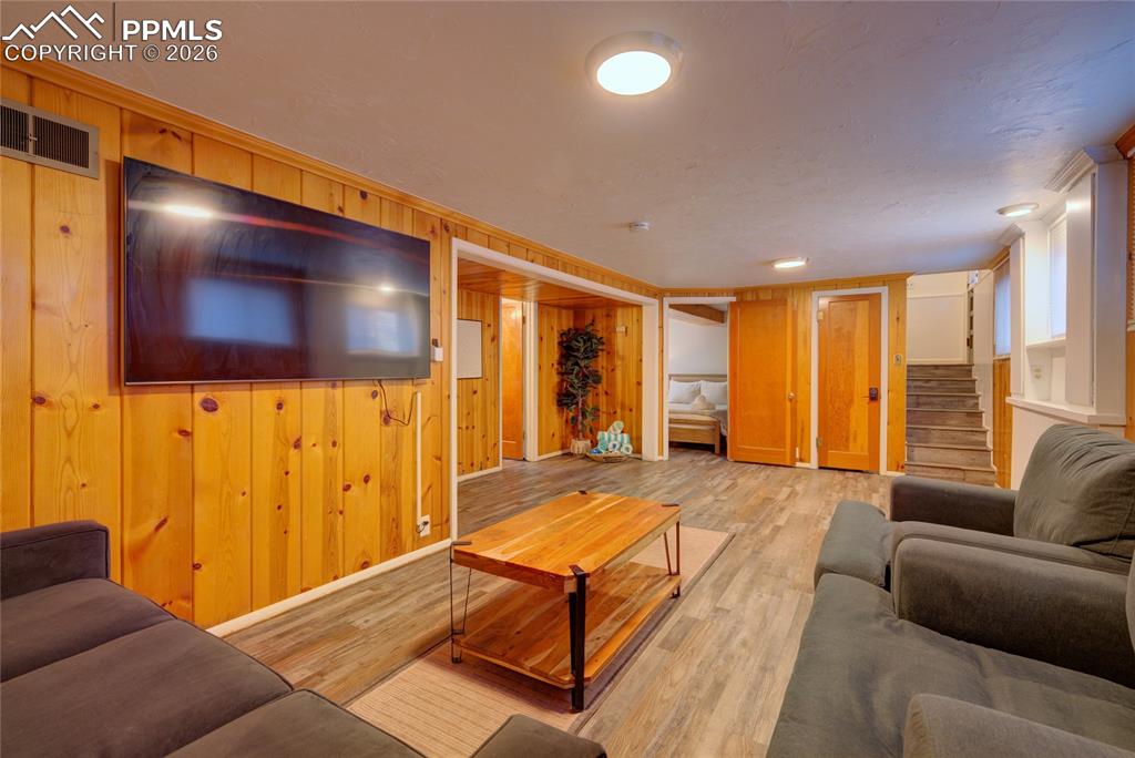 Image 25 of 31: Living Room