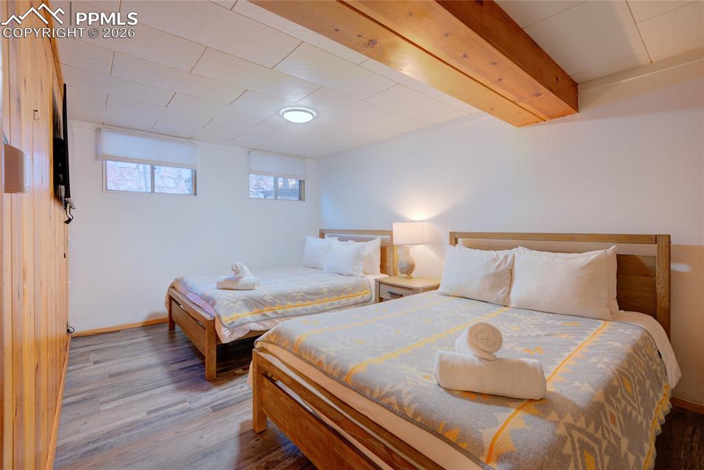 Image 26 of 31: Bedroom