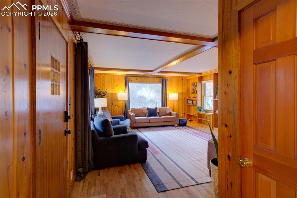 Image 4 of 31: Family Room