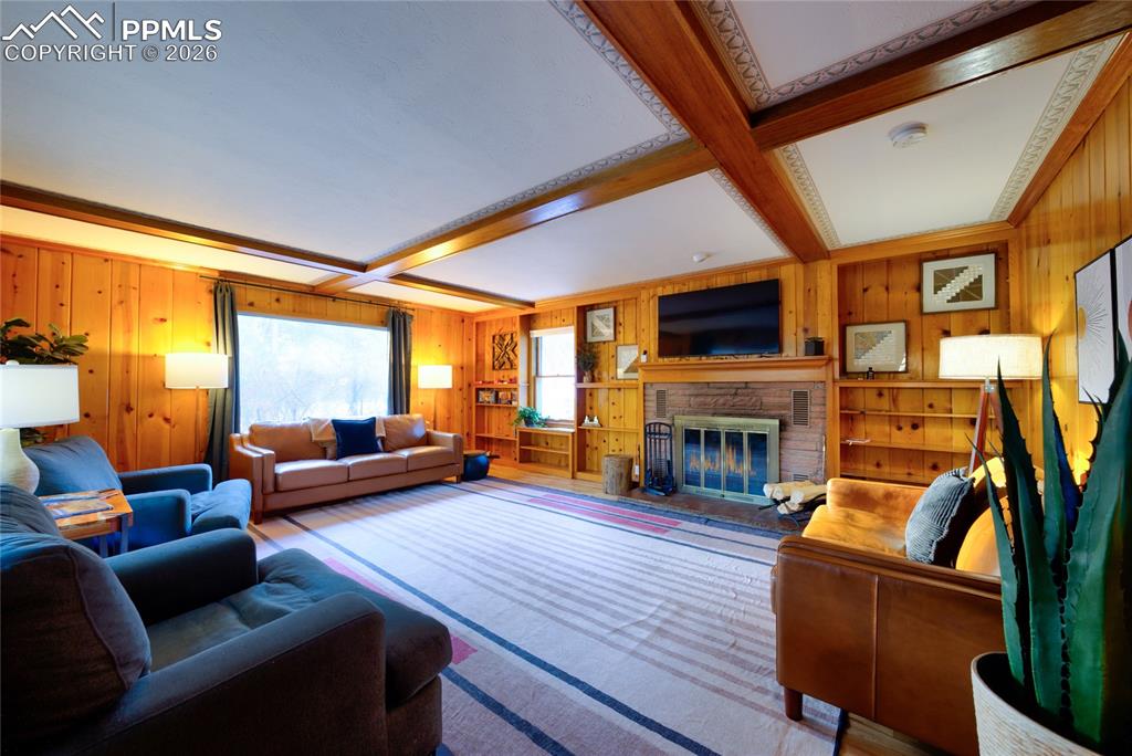 Image 5 of 31: Family Room