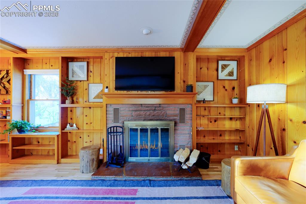 Image 6 of 31: Family Room