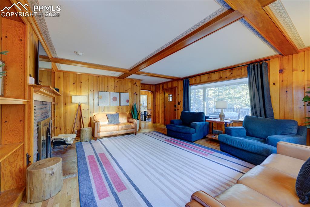 Image 7 of 31: Family Room