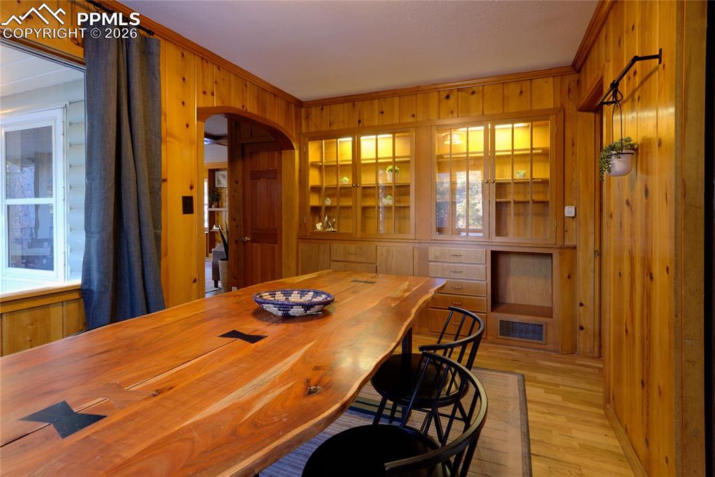 Image 9 of 31: Dining Area