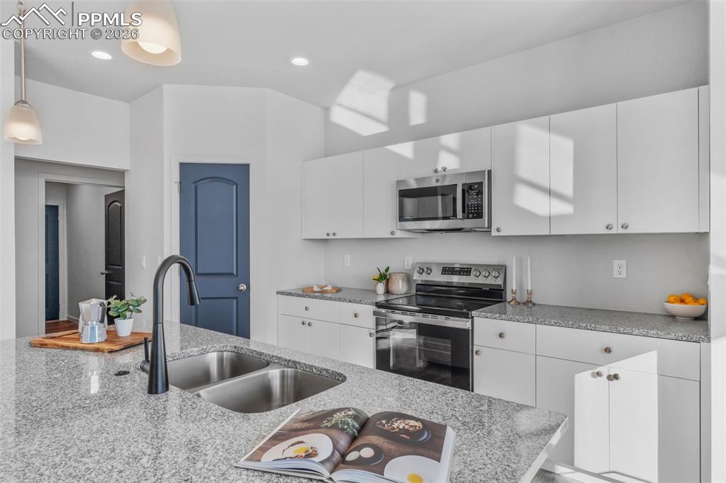 Image 14 of 33: Kitchen