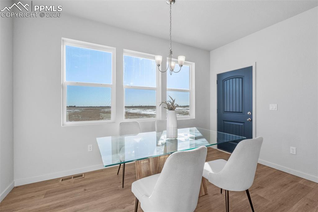 Image 18 of 33: Dining Area