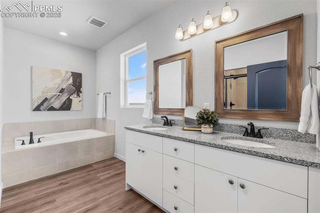 Image 23 of 33: Bathroom