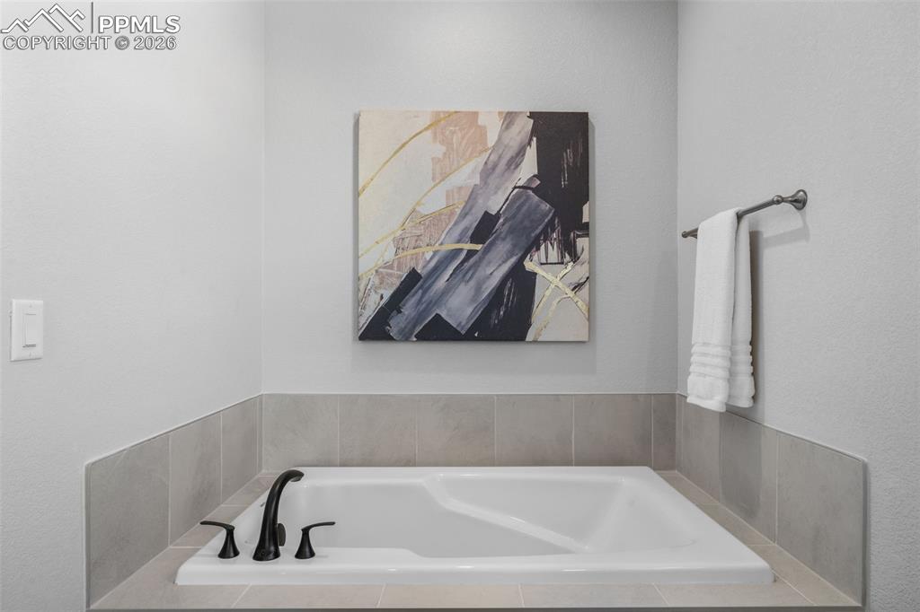 Image 24 of 33: Bathroom