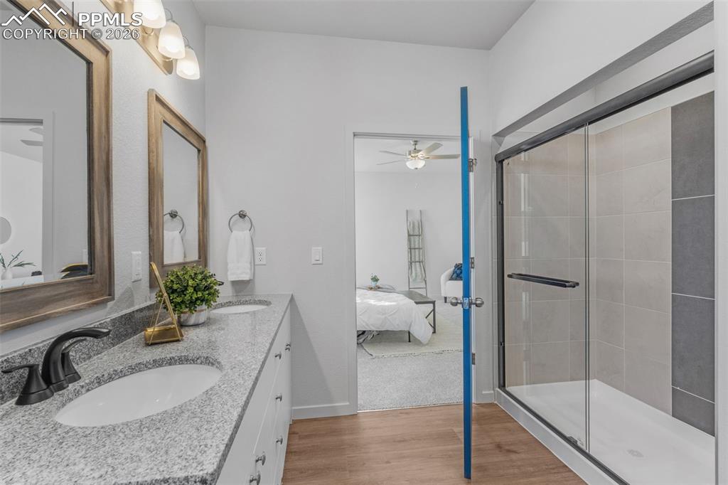 Image 25 of 33: Bathroom