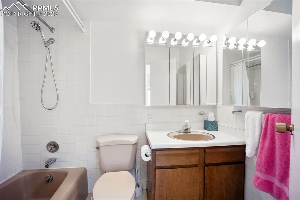 Image 14 of 27: Bathroom
