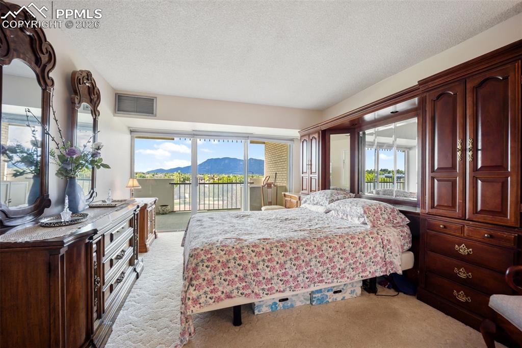 Image 15 of 27: Bedroom