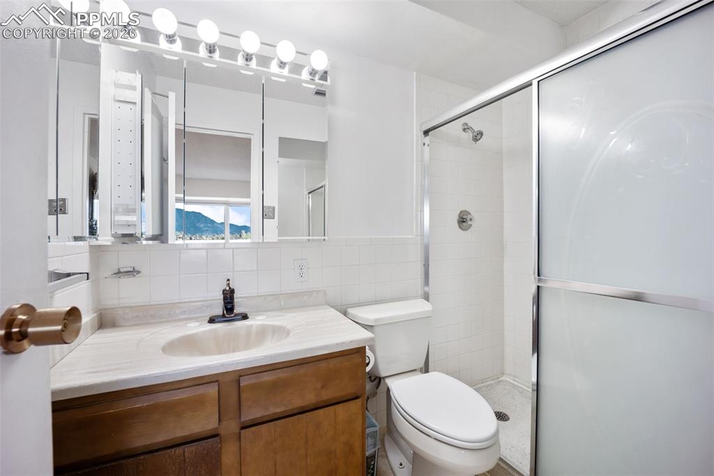 Image 17 of 27: Bathroom