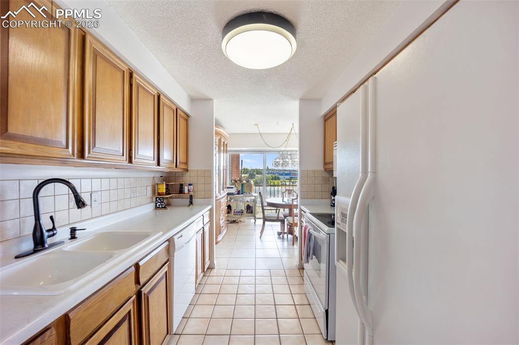 Image 3 of 27: Kitchen