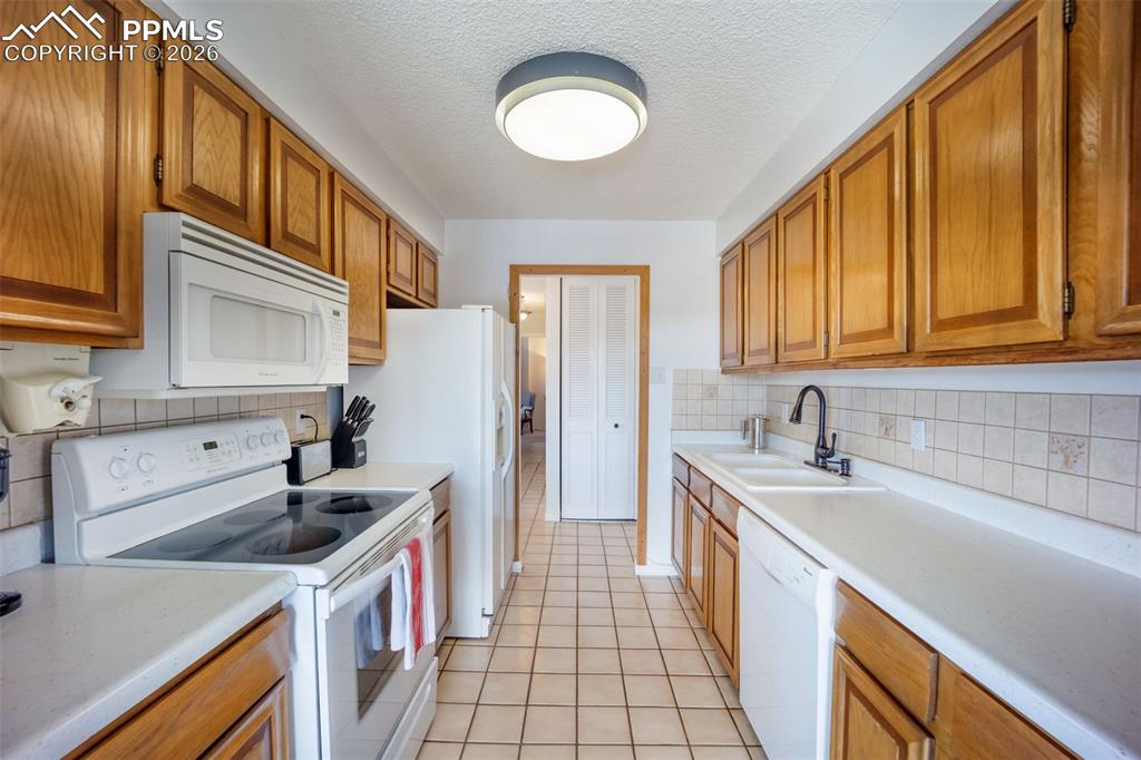Image 7 of 27: Kitchen