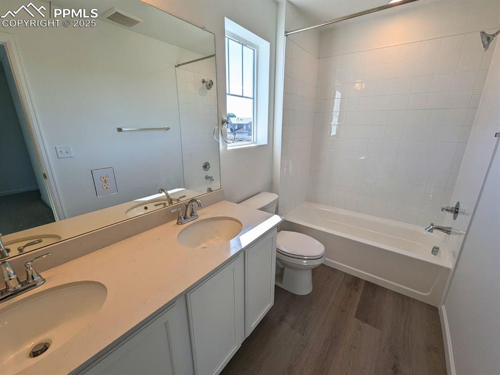 Image 7 of 12: Bathroom