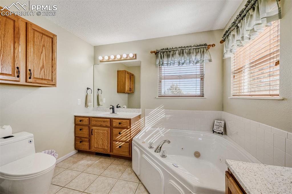 Image 18 of 37: 5 Piece Primary Bath