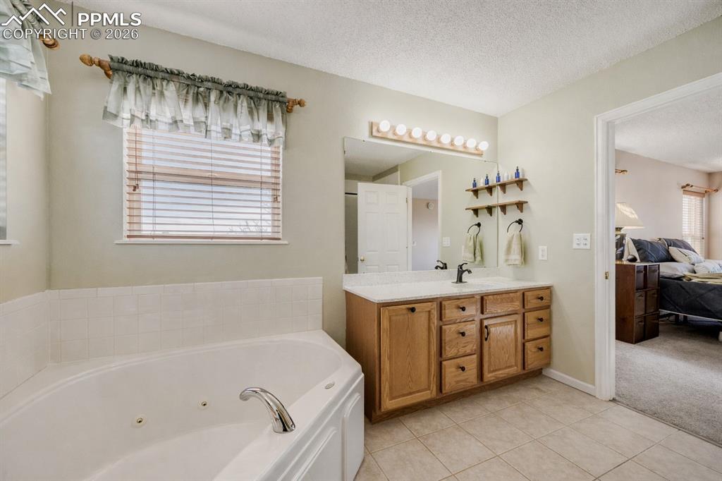 Image 19 of 37: Bathroom