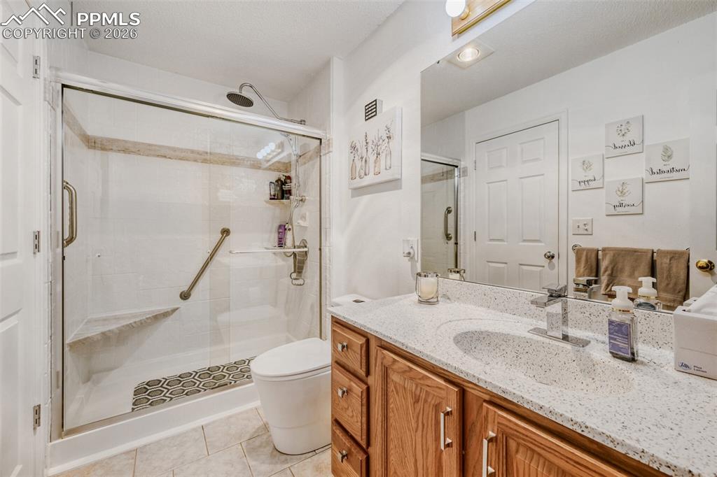 Image 23 of 37: Bathroom