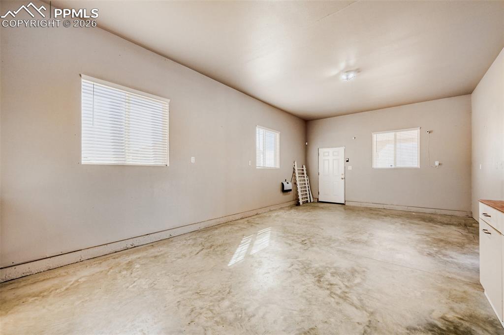 Image 32 of 37: Garage