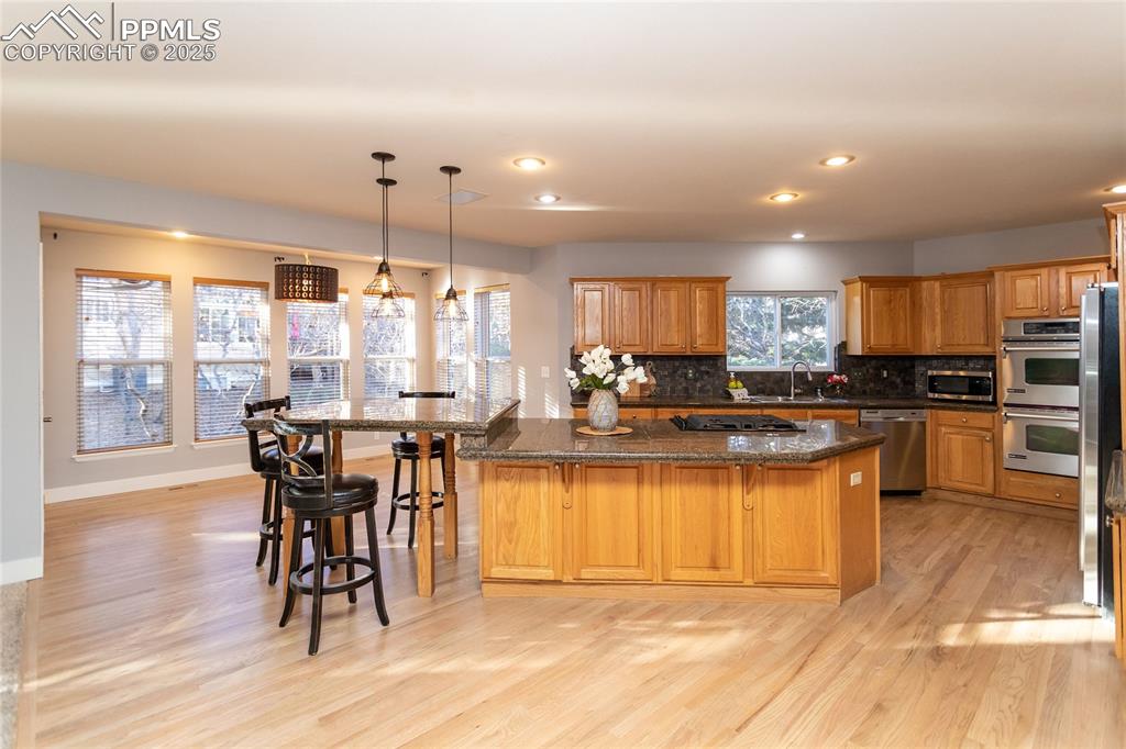 Image 14 of 50: Kitchen