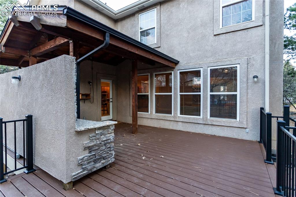 Image 21 of 50: Deck