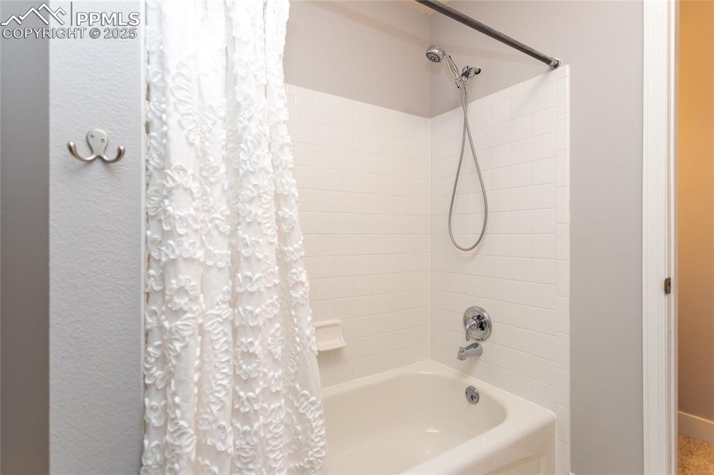 Image 31 of 50: Bathroom