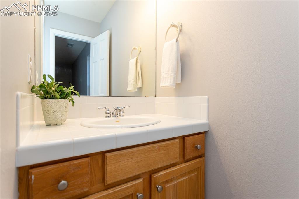 Image 32 of 50: Bathroom