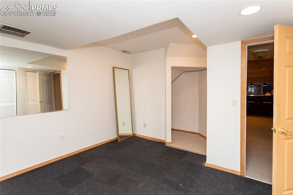 Image 49 of 50: Bedroom