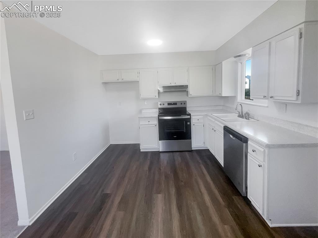 Image 10 of 22: Kitchen