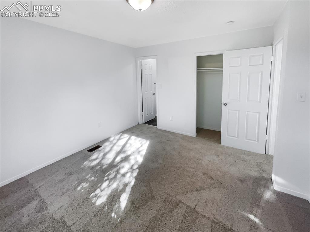 Image 18 of 22: Bedroom