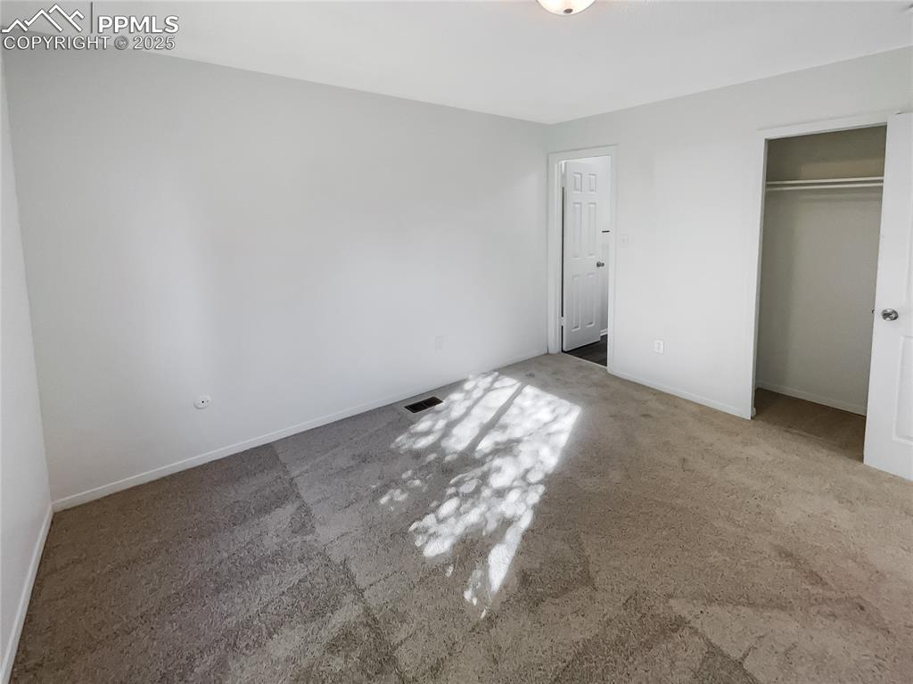 Image 19 of 22: Bedroom