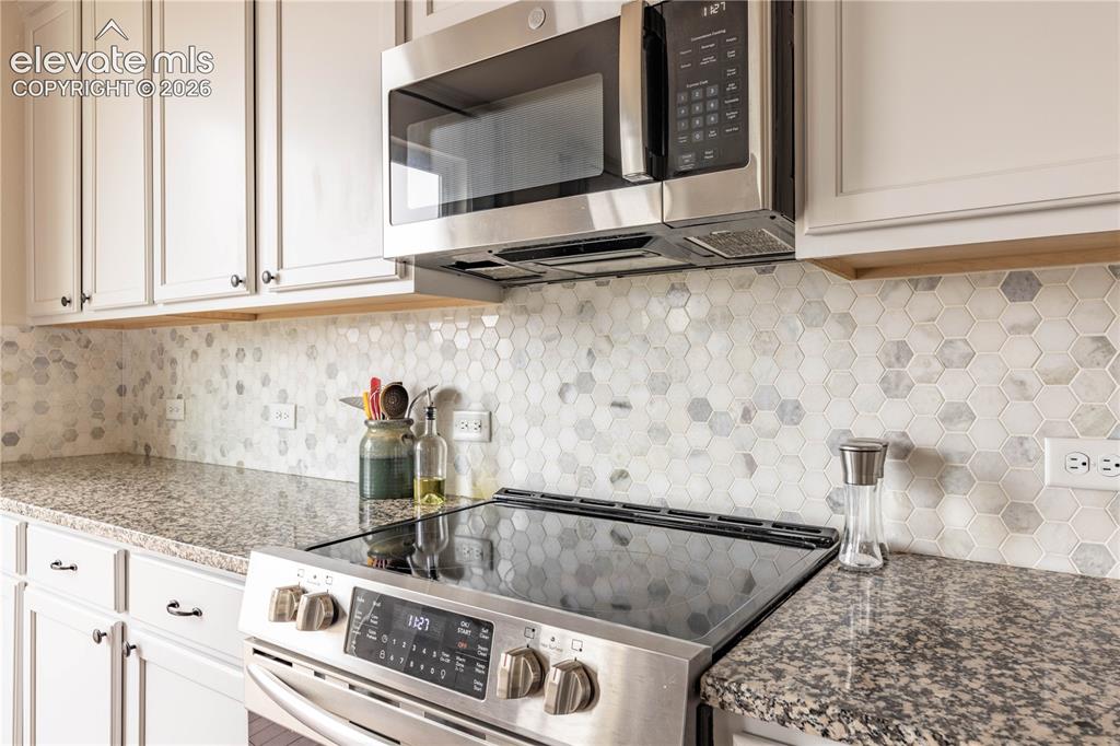 Image 12 of 31: Kitchen