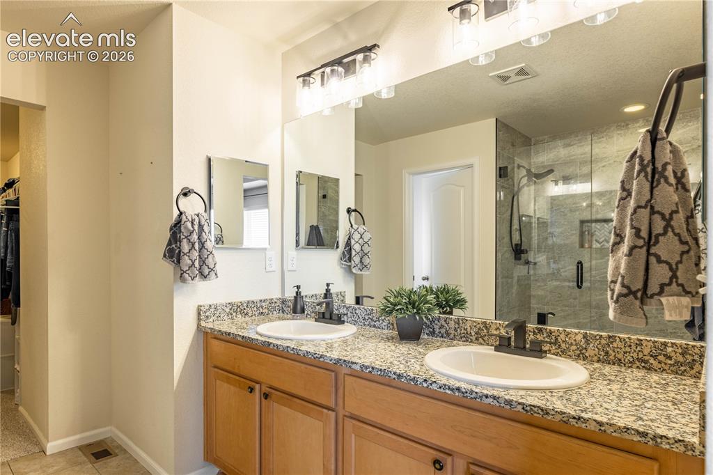 Image 18 of 31: Bathroom