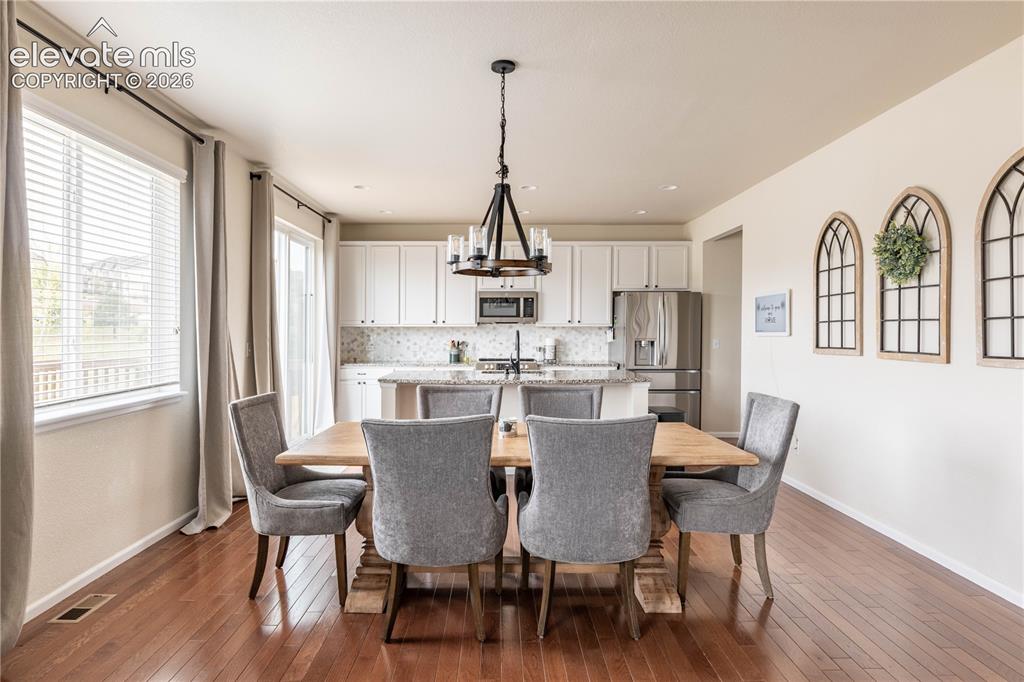 Image 8 of 31: Dining Area