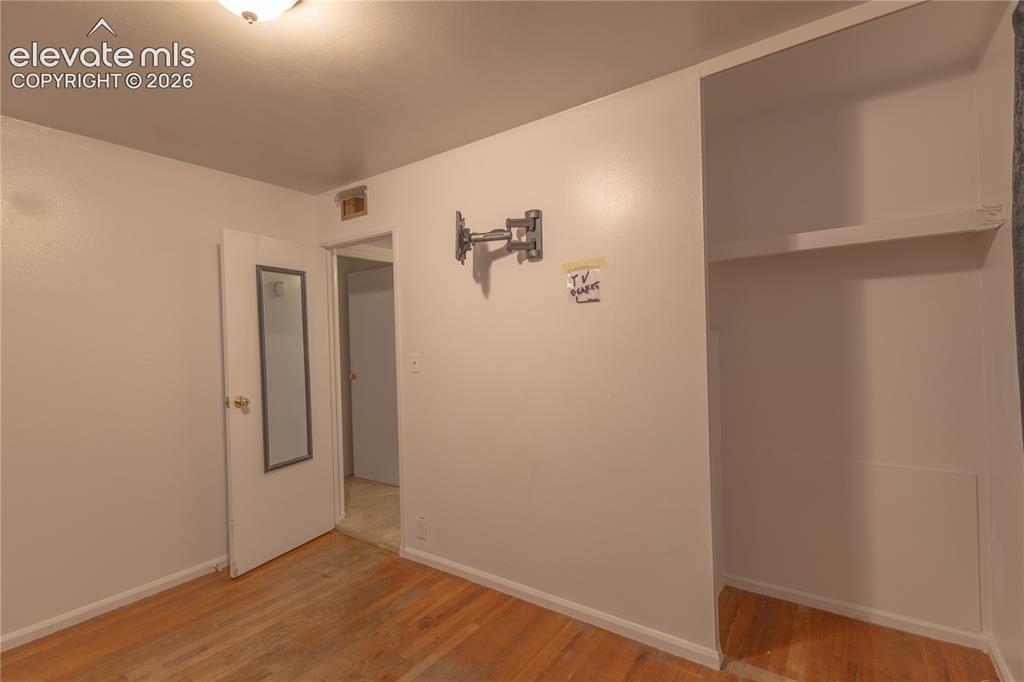 Image 11 of 18: Bedroom