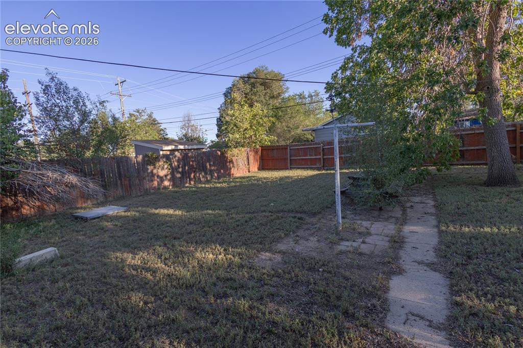 Image 12 of 18: Yard
