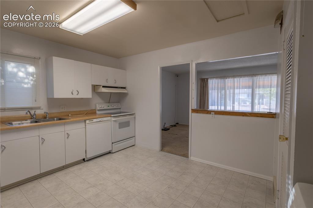 Image 6 of 18: Kitchen