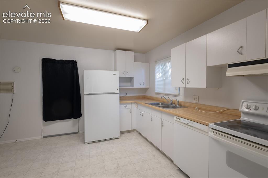 Image 7 of 18: Kitchen