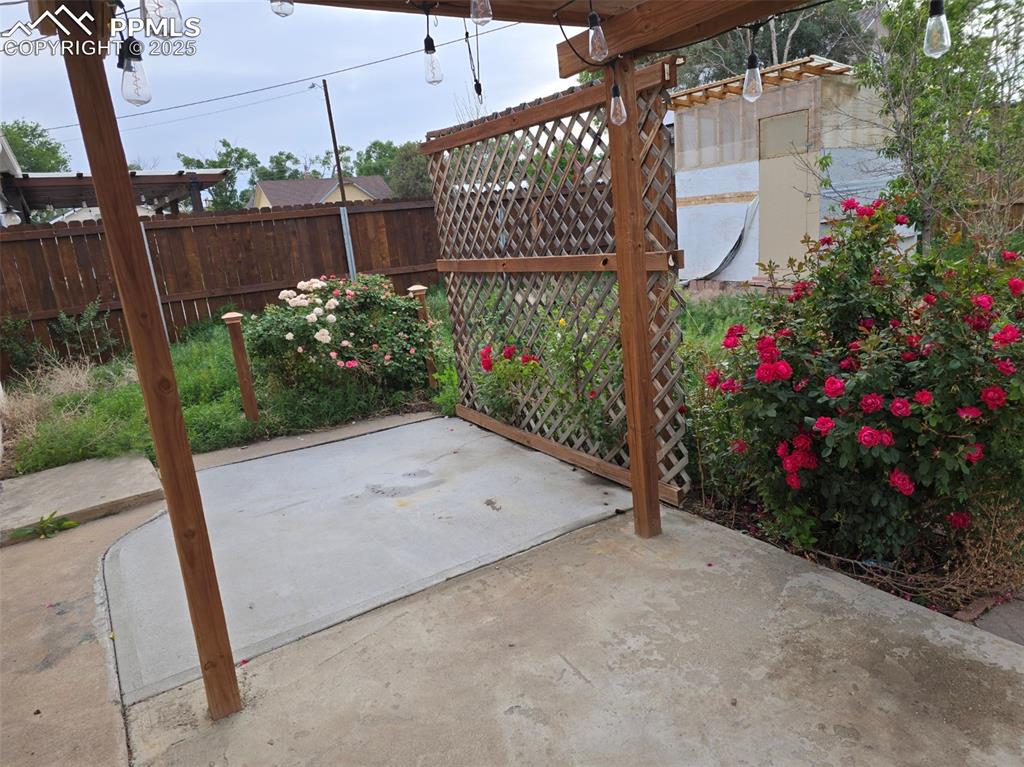 Image 10 of 10: Patio