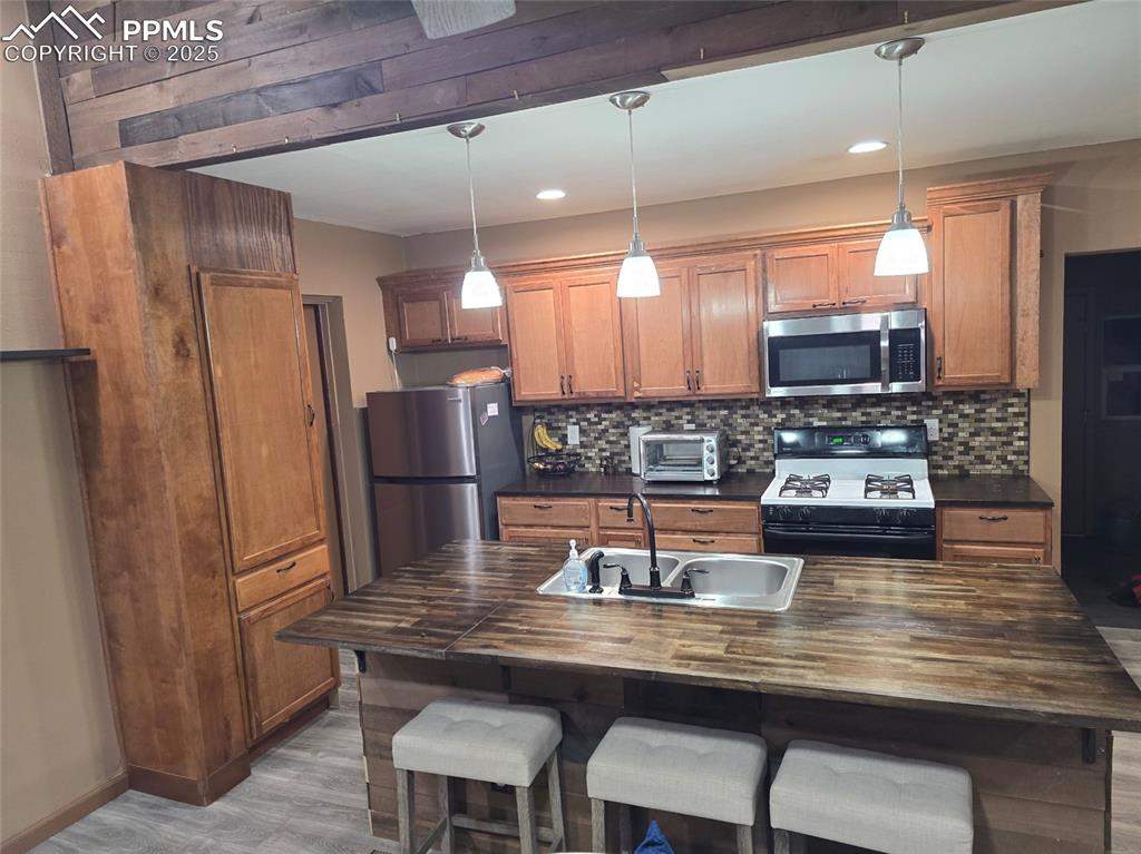 Image 2 of 10: Kitchen