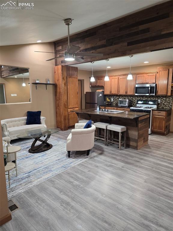 Image 4 of 10: Living Room