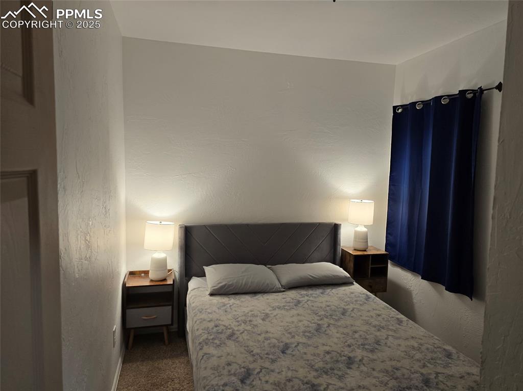 Image 5 of 10: Bedroom