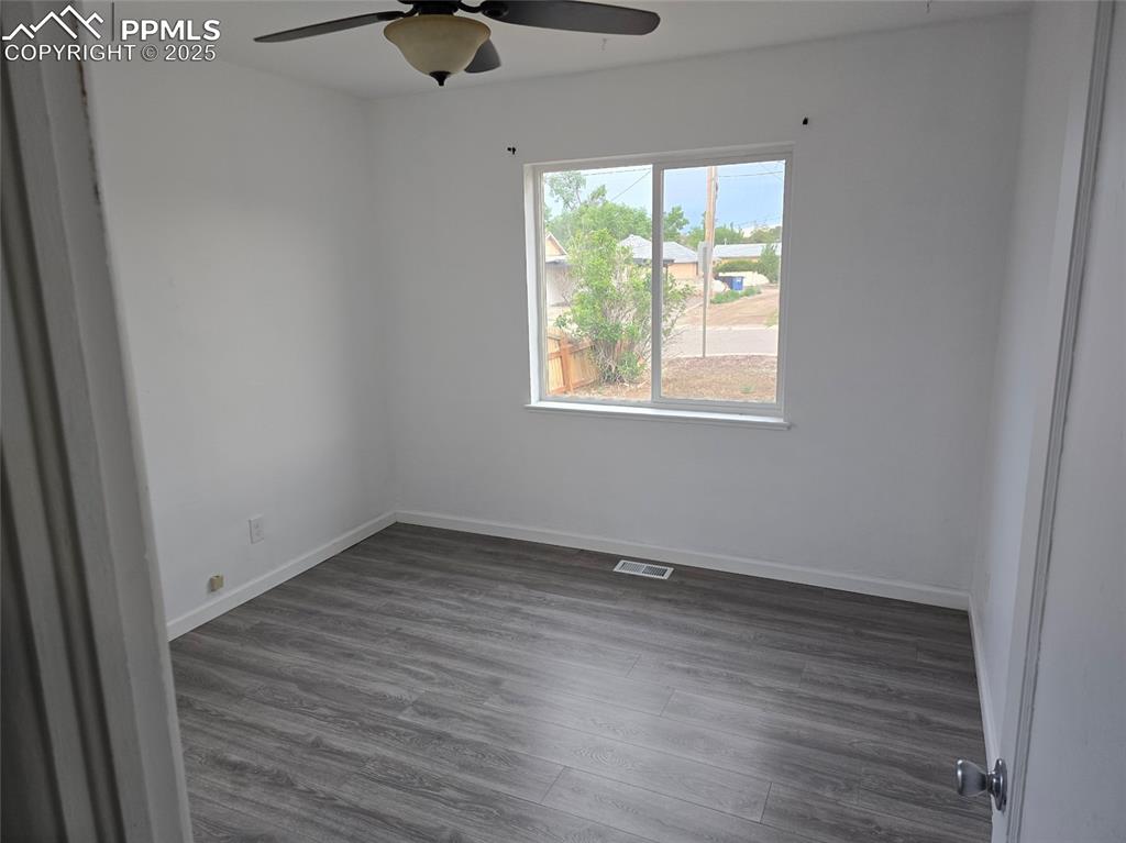 Image 6 of 10: Bedroom