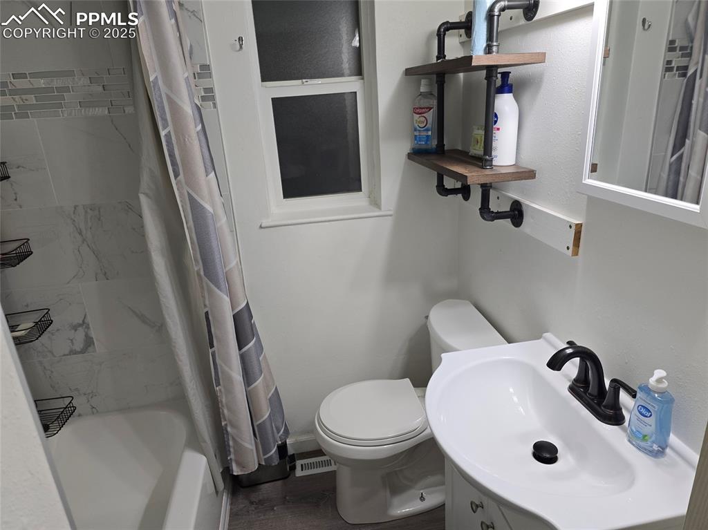 Image 7 of 10: Bathroom