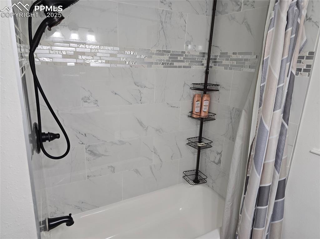 Image 8 of 10: Bathroom